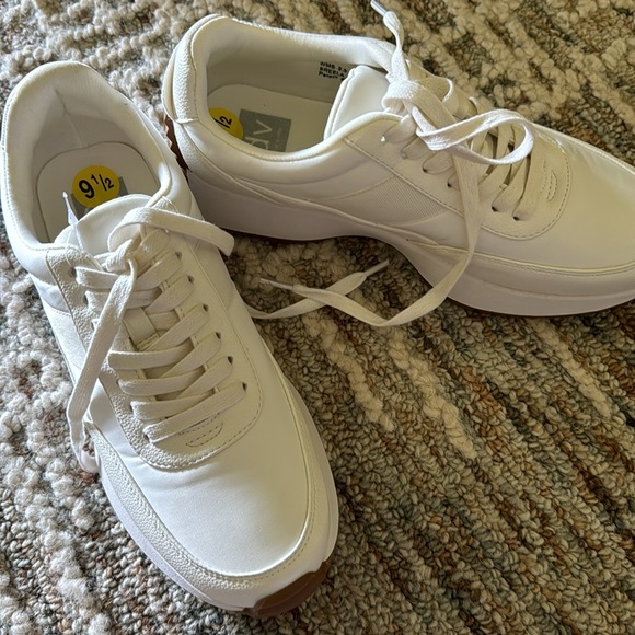 Brand NEW NWT Dolce Vita white sneakers platform size 9 1/2 - Picture 2 of 6